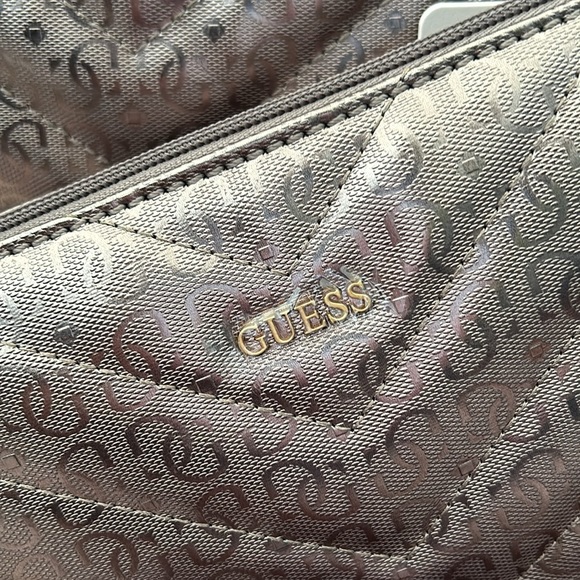 GUESS - Picture 4 of 9